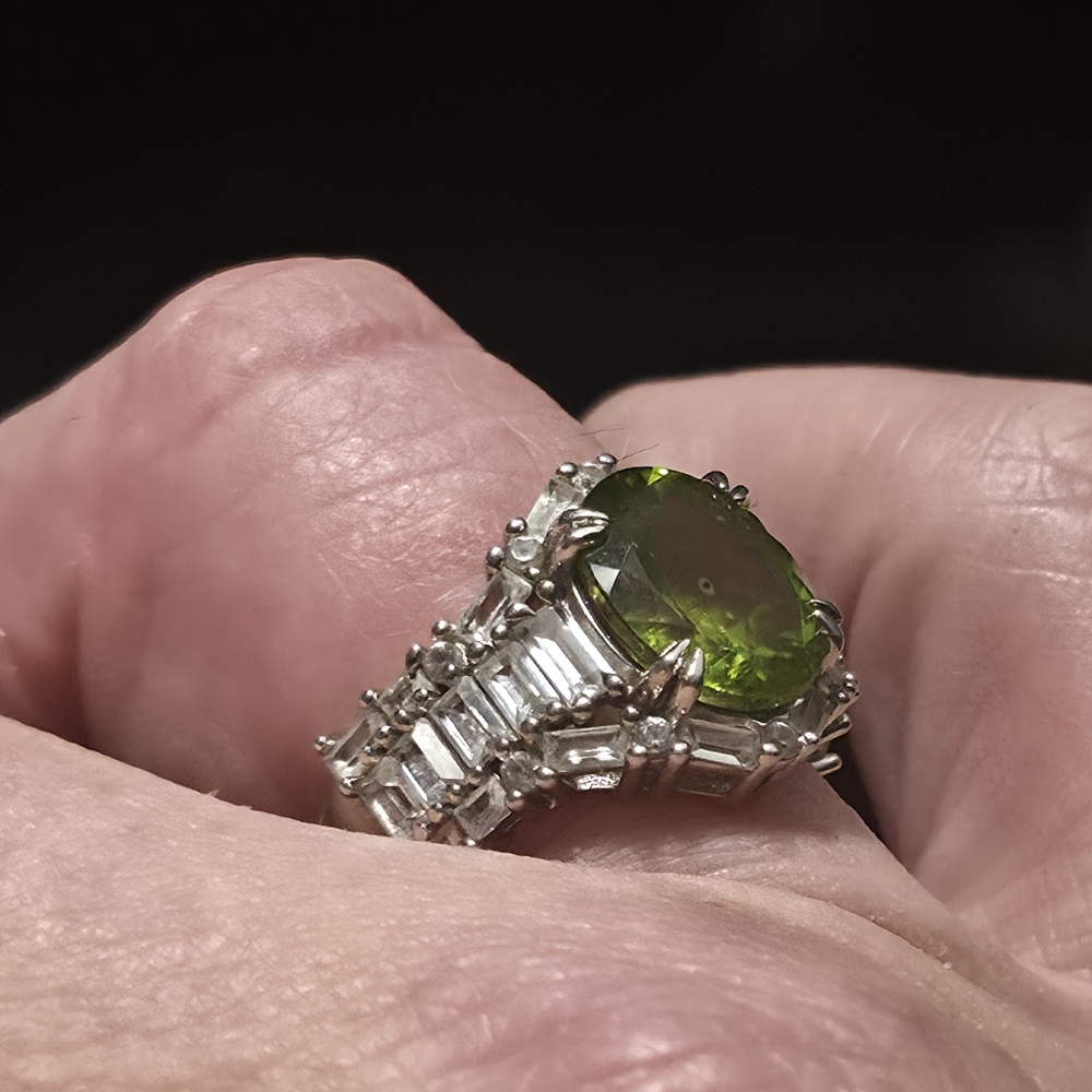 Fabulous Peridot And White Sapphire Ring - Picture 11 of 12